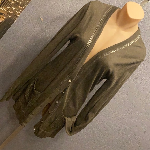 BKE BOUTIQUE - olive sweater w long slvs, jewel buttons & sequin pockets - M - Picture 16 of 16
